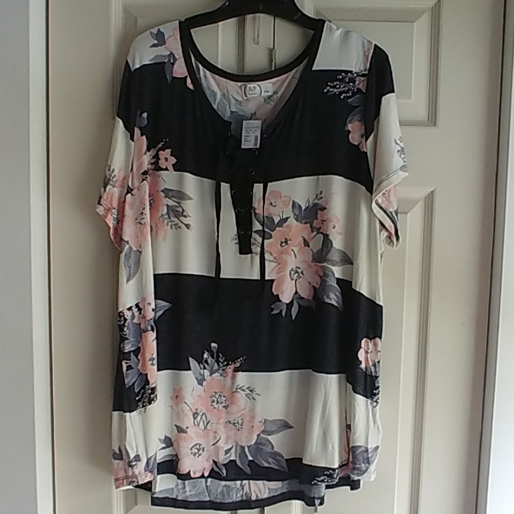 ✨NWT Maurices size 2 floral blouse
